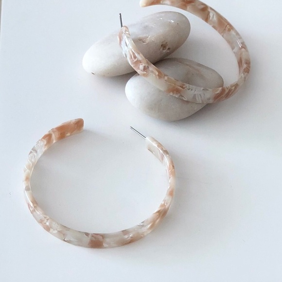 LAST 1! RAMONA RESIN HOOP EARRINGS - Picture 2 of 4